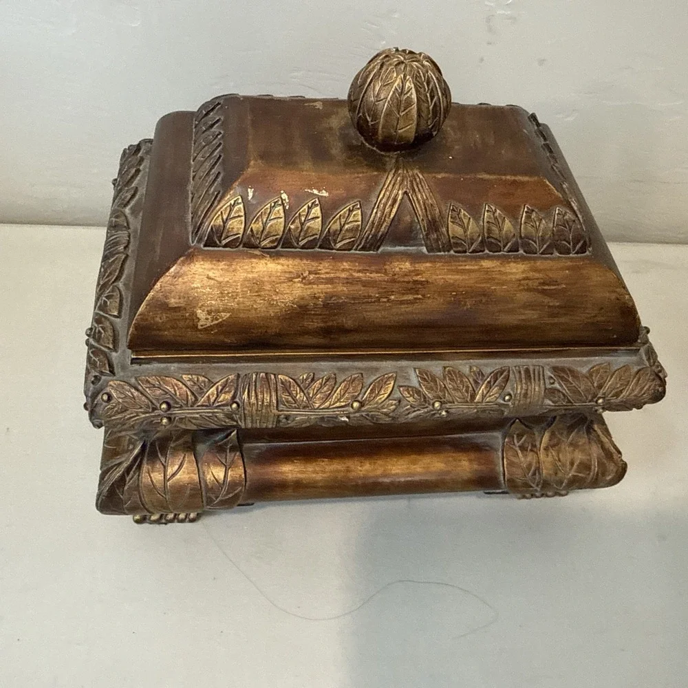 VTG Rectangular Island Motif Themed Trinket Box Embossed Gold Resin‎ Felt Footed